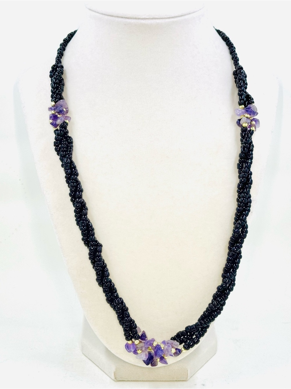 Black Seed Beaded Necklace with Amethyst Chip & Silver Accents Barrel Clasp 22โ